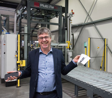 Menno Poelstra bij dé machine voor sealen en controle