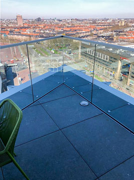 Ingenieuze aansluiting van terras, glas en buitenrand