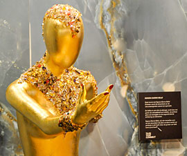Goud stond centraal met hier een kunstwerk op stand Cerriva