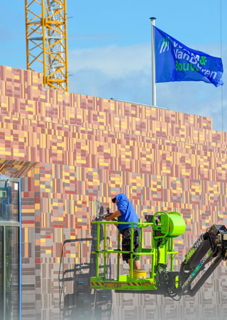 Het laatste voegwerk wordt uitgevoerd