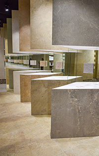 Alle design in dunne slabs op blokken getoond bij Peronda