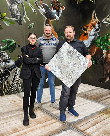Martin Buijtels met de nieuwe tegel samen met architecte Daria Blashruck en tuinontwerper Hans van der Kam