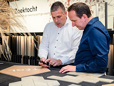 Ron geeft Martin uitleg over In2APP, waarmee verkopers in de showroom direct mee kunnen offreren en bestellen.